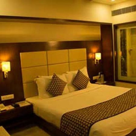 Grand Thakar Hotel Райкот Екстериор снимка
