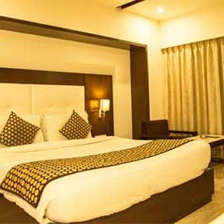 Grand Thakar Hotel Райкот Екстериор снимка