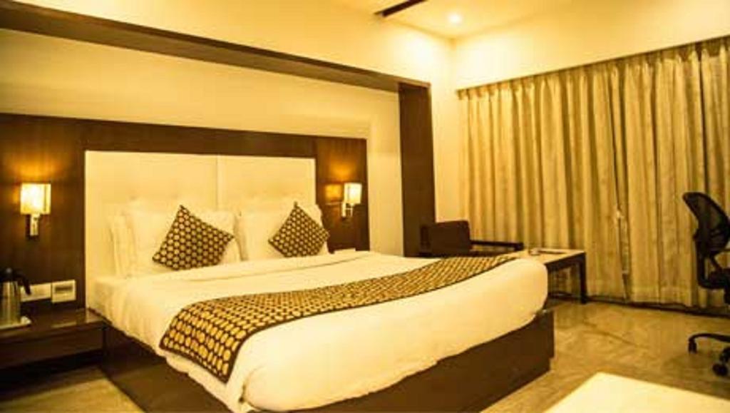 Grand Thakar Hotel Райкот Екстериор снимка